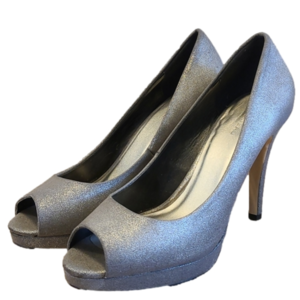 🍀Le Chateau Pewter Peep Toe Pumps